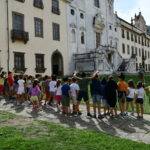 Gruppo di bambini in posa nel cortile d'onore