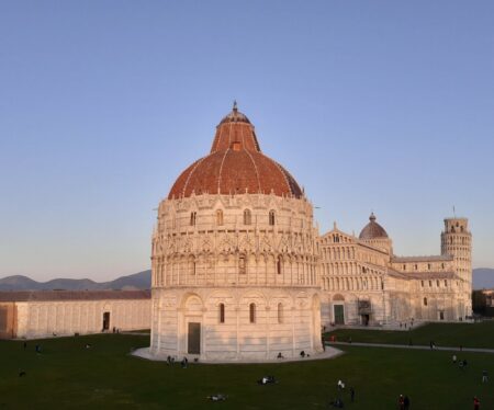 Piazza dei miracoli al tramonto